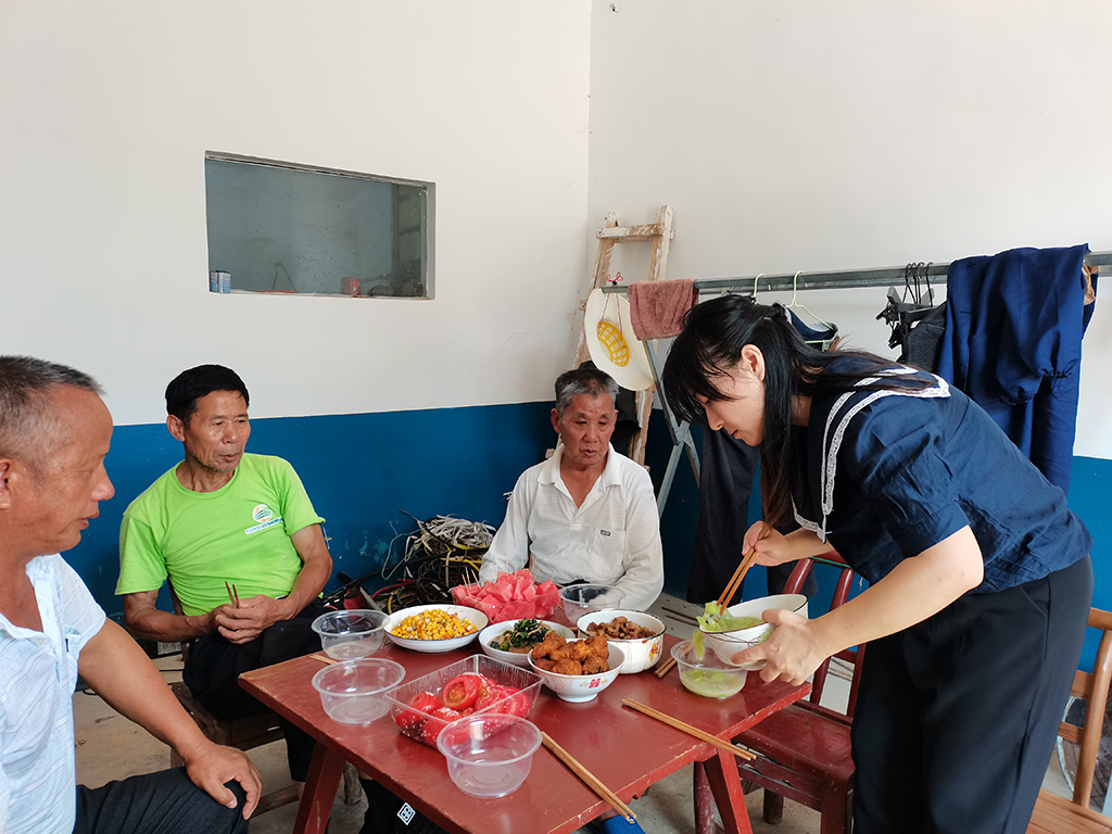 圖2為特困空巢老人開展幸1餐桌服務.jpg 圖2為特困空巢老人開展幸1餐桌服務.jpg