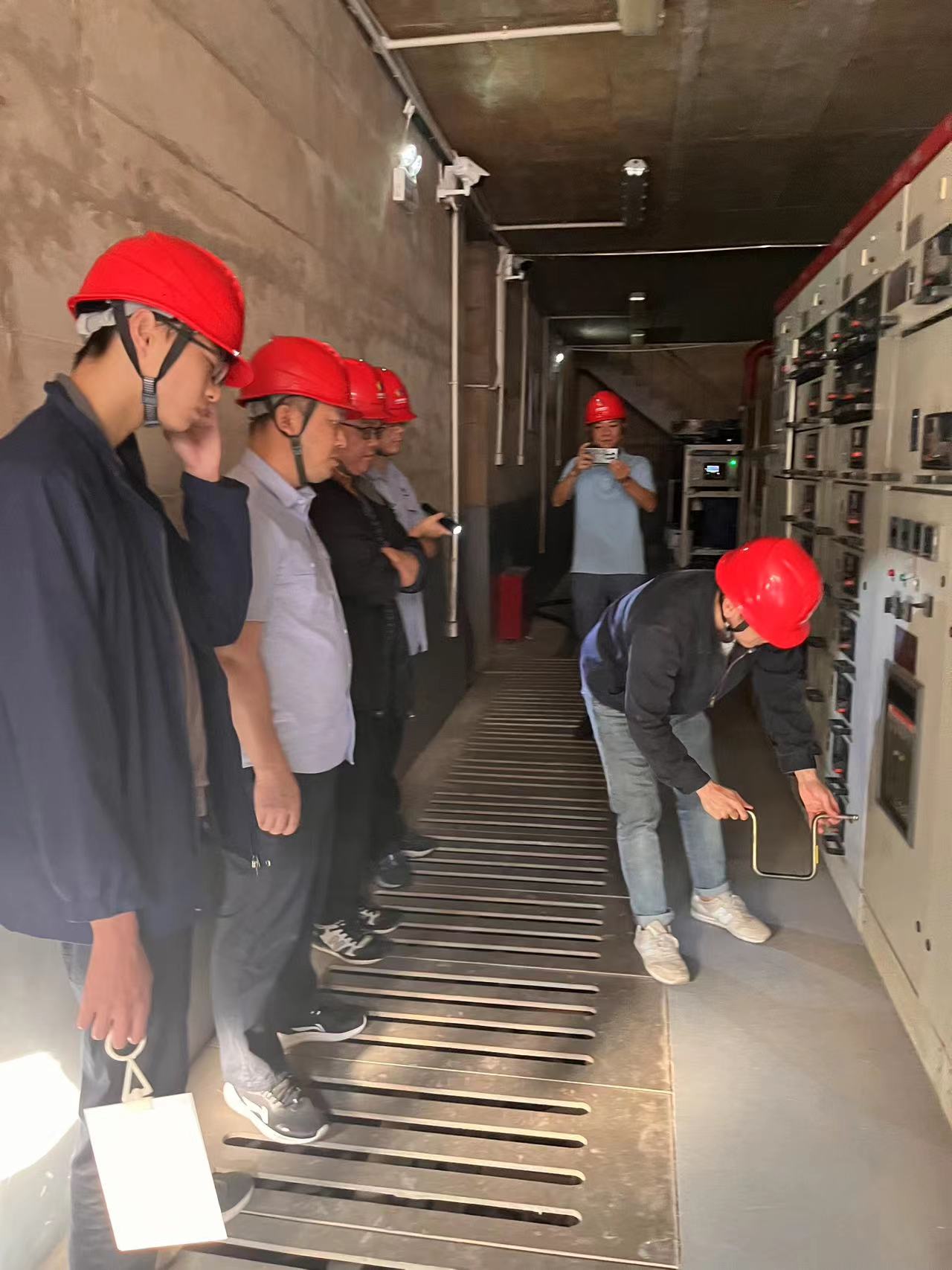 發(fā)電部人員正在進(jìn)行“弧門配電室失壓啟動柴油發(fā)電機(jī)開啟弧門”實操演練.jpg 發(fā)電部人員正在進(jìn)行“弧門配電室失壓啟動柴油發(fā)電機(jī)開啟弧門”實操演練.jpg